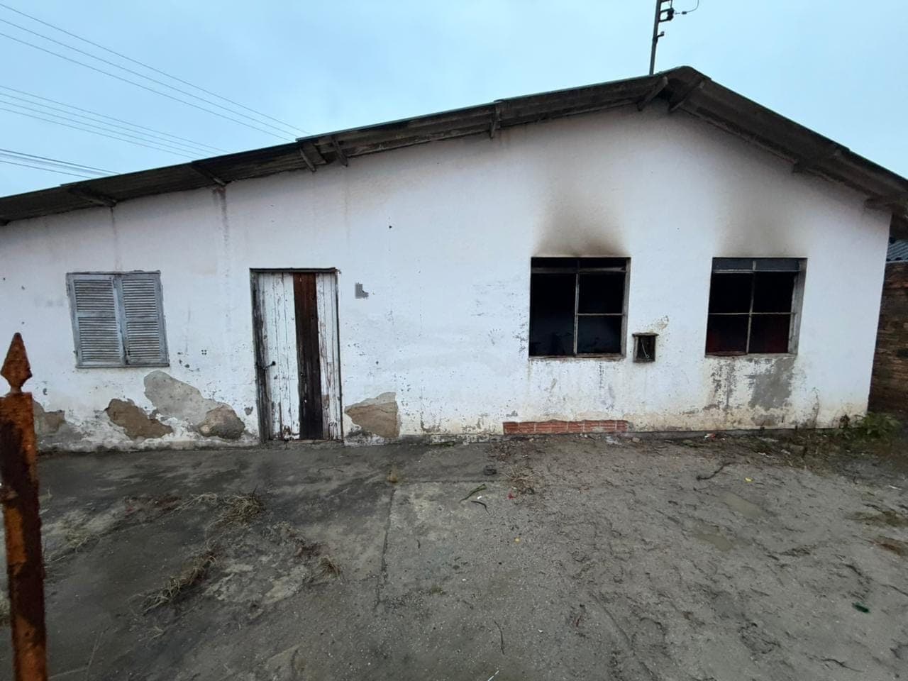 Incêndio atinge casa abandonada usada por pessoas em situação 