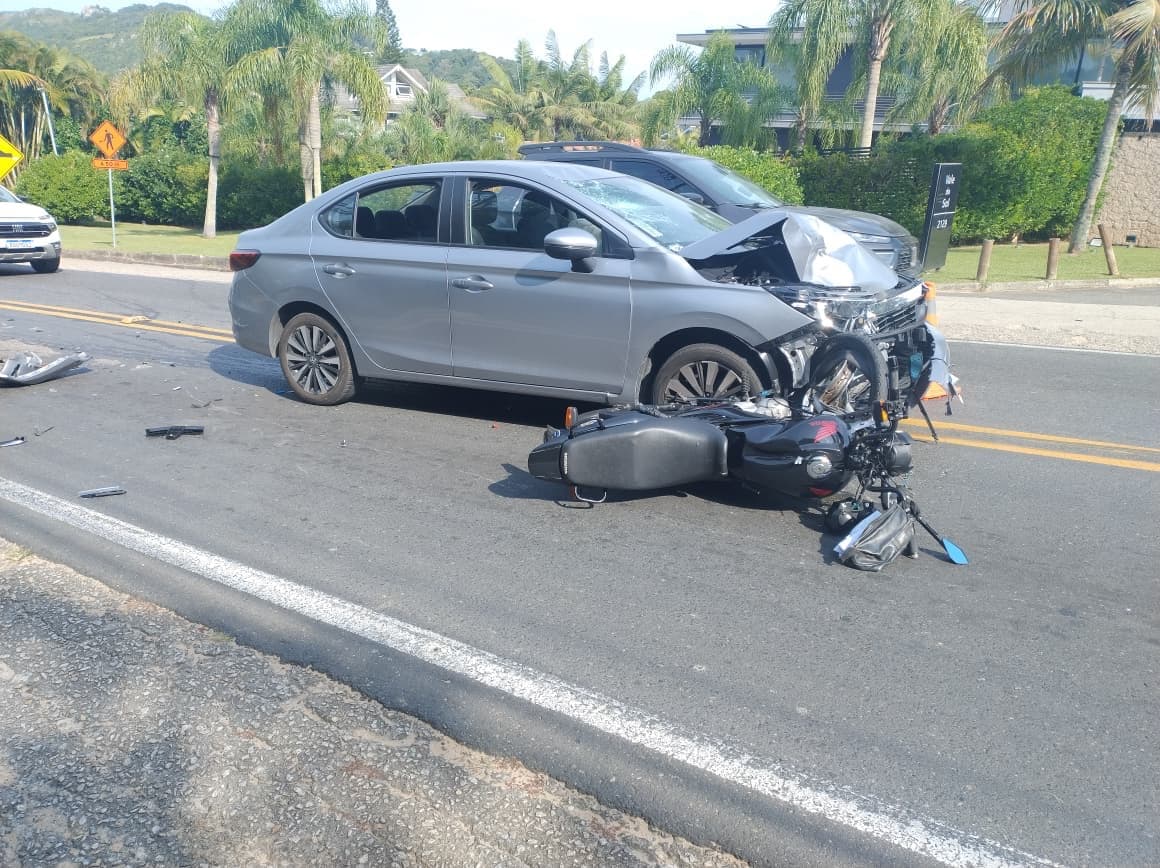 Motociclista de 57 anos morre após colisão frontal com carro em Florianópolis