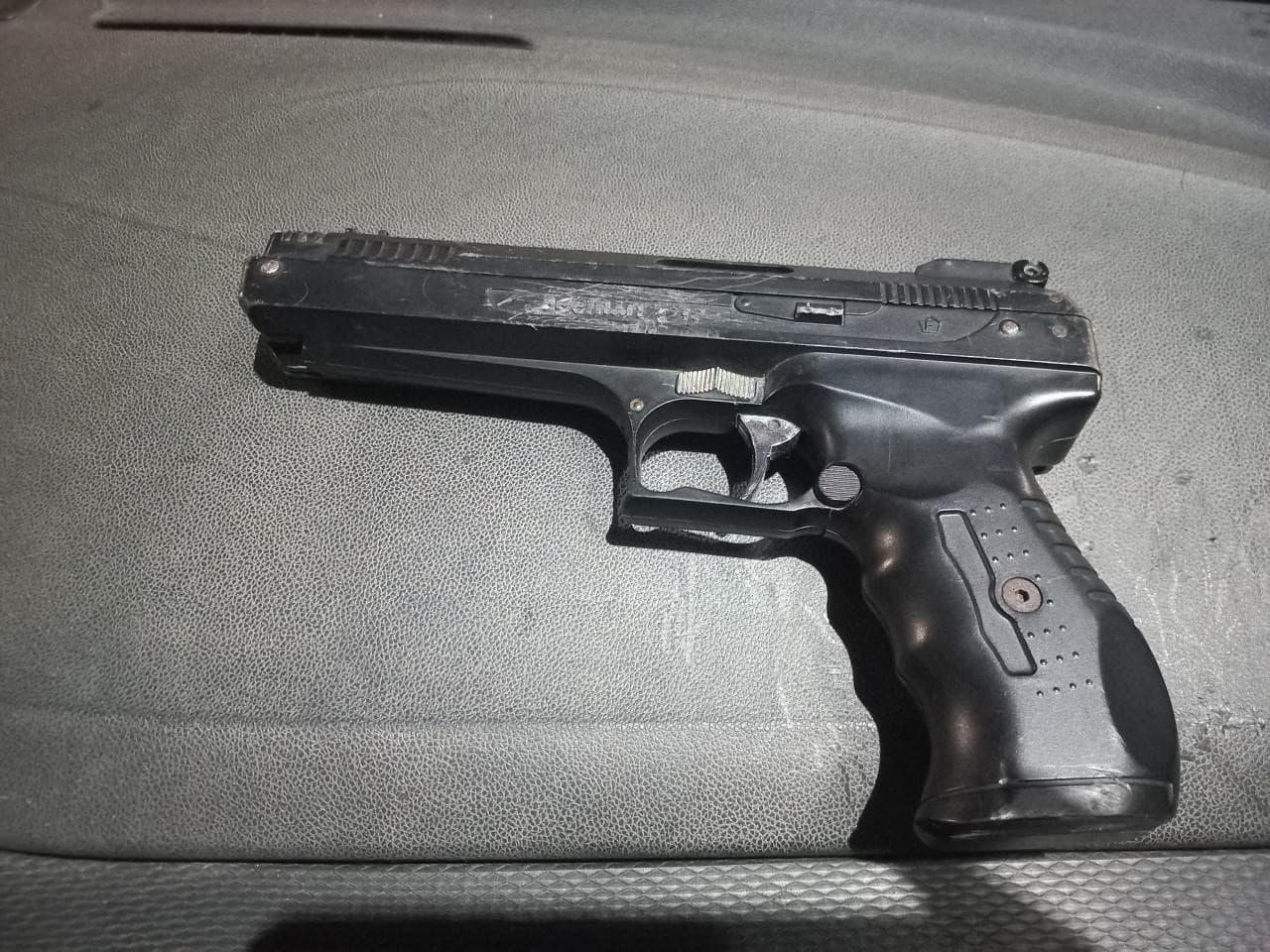 Homem é detido após ameaçar pessoas com arma falsa em Porto Belo