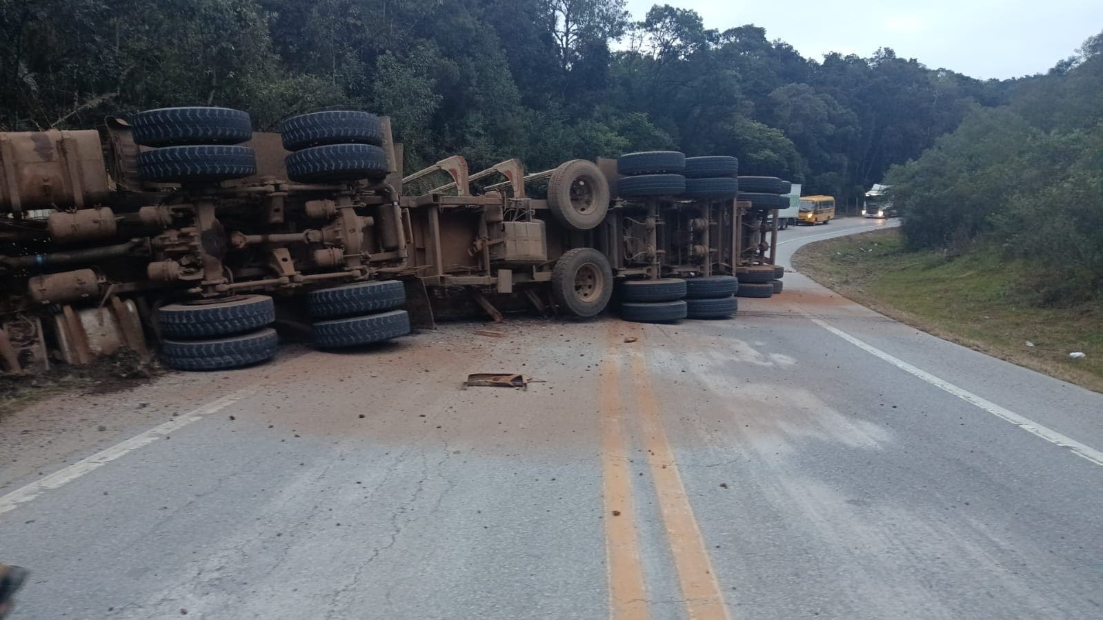 Tombamento de caminhão com carga de toras mantém BR-282 totalmente interditada em Rancho Queimado