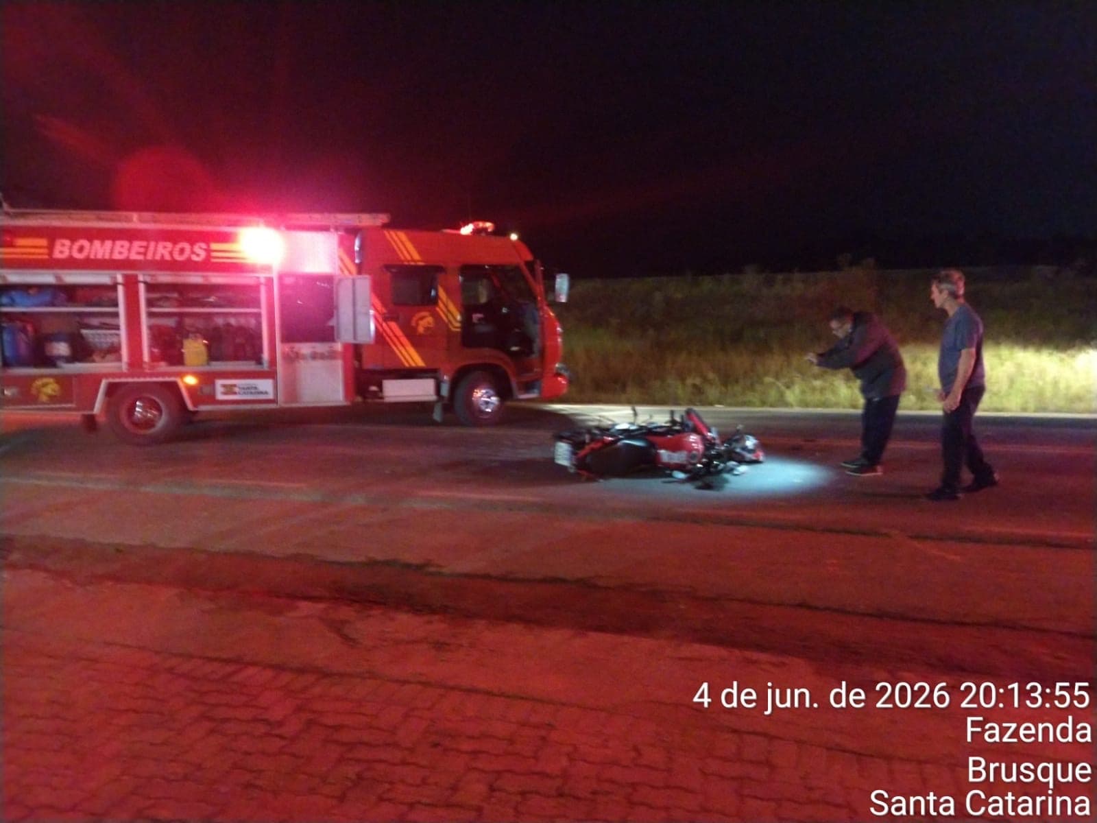 Motociclista e passageiro são encaminhados ao hospital após acidente em Brusque