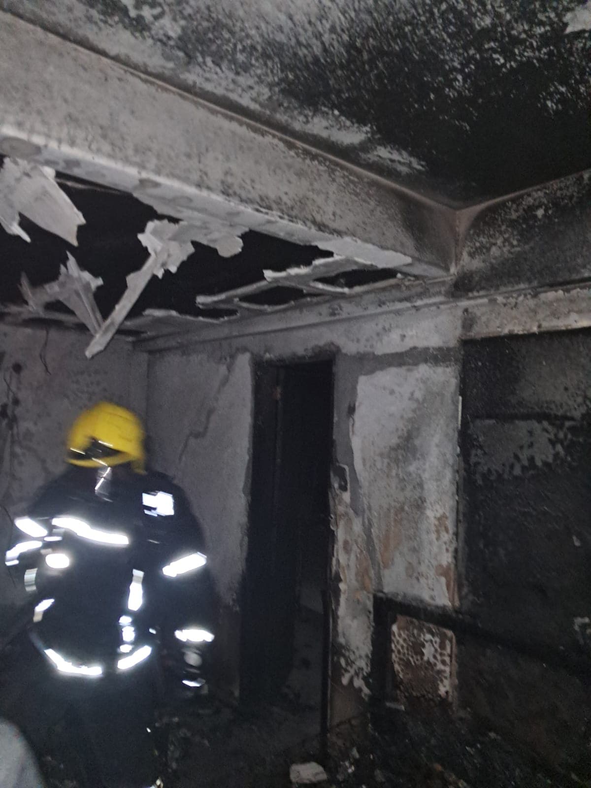 Bombeiros combatem incêndio em prédio residencial e resgatam homem em Balneário Camboriú