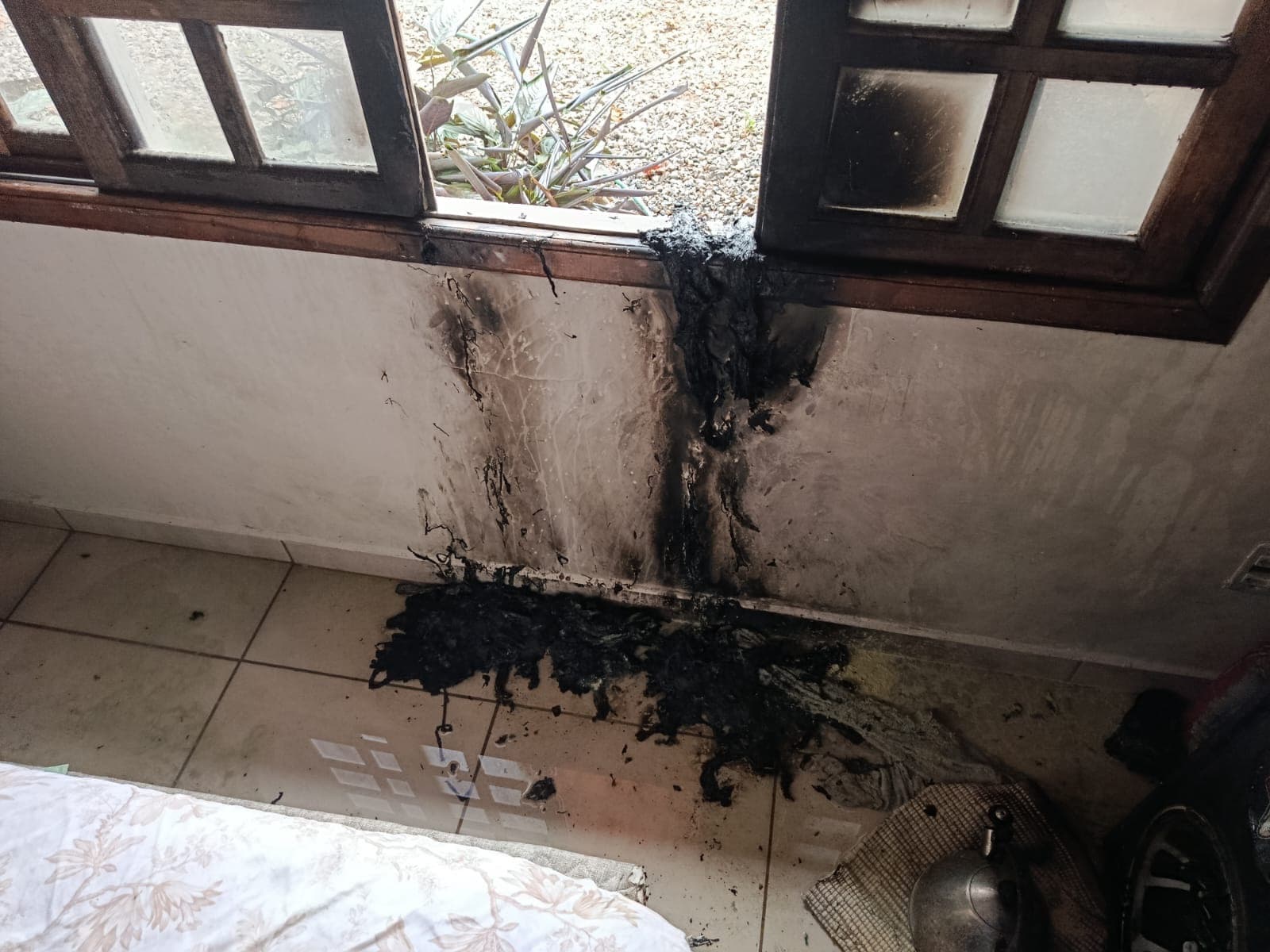 Homem sofre queimaduras após cortina pegar fogo dentro de casa em Camboriú