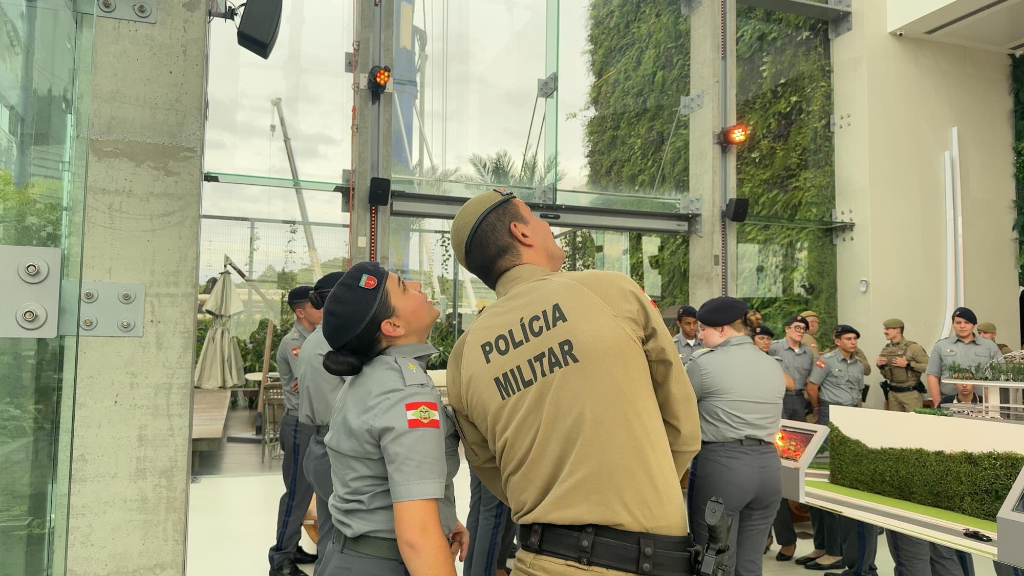 Estudantes conhecem estrutura policial e pontos turísticos de Balneário Camboriú