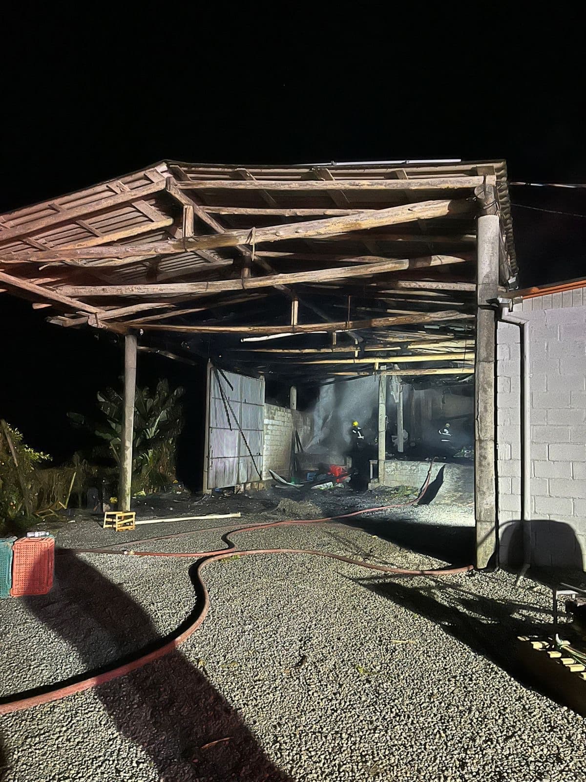 Incêndio destrói parte de galpão agrícola na Grande Florianópolis