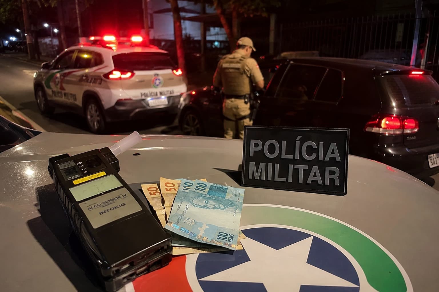 Motorista tenta escapar do bafômetro com oferta de “cafezinho” e acaba preso no Oeste de SC