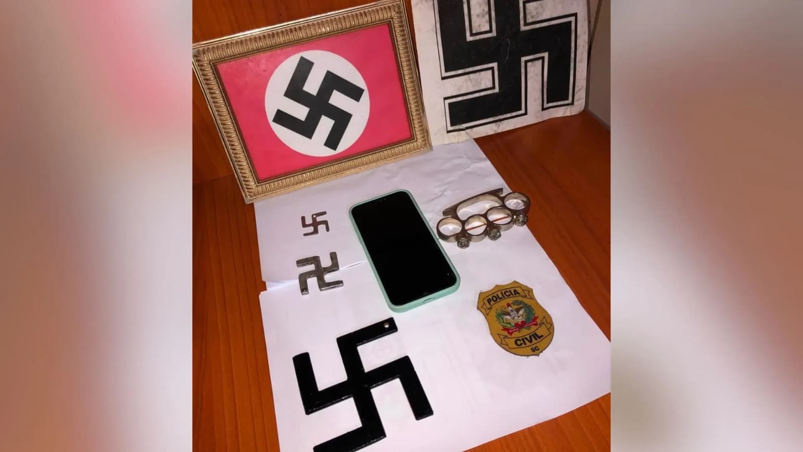 Homem que exibia tatuagens e arma nazista nas redes é alvo de operação em SC