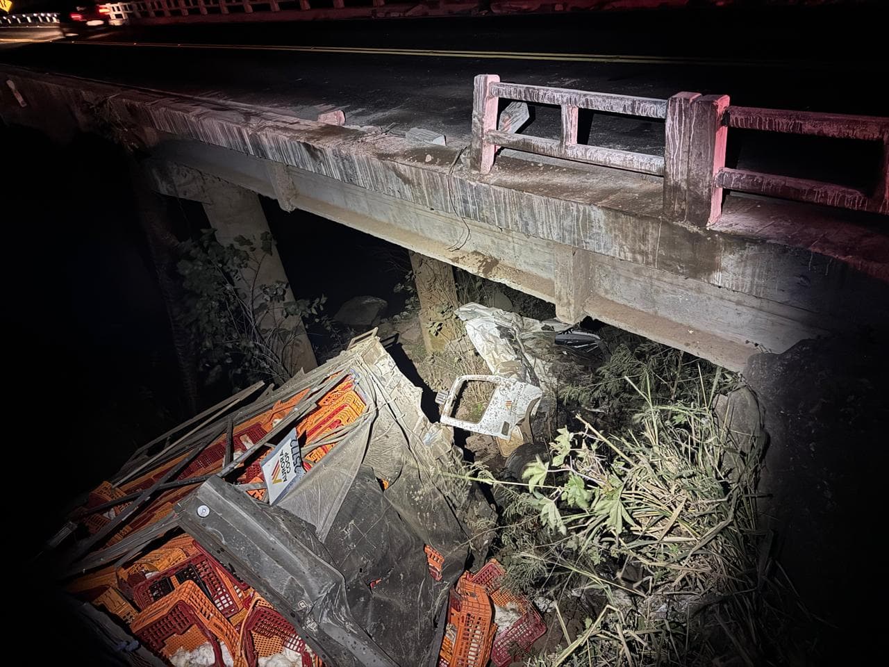 Caminhão com carga viva de frangos despenca de ponte e deixa motorista em estado grave em SC