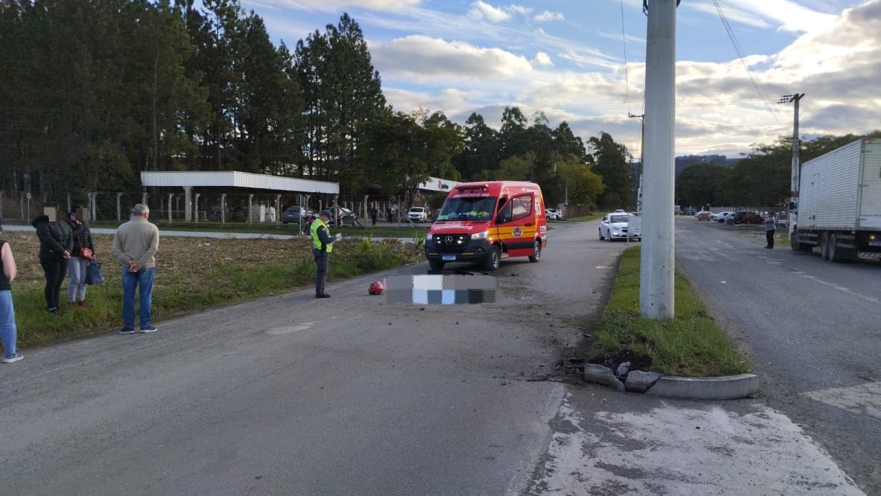 Motociclista de 36 anos perde o controle, sobe canteiro e morre ao bater em poste em SC