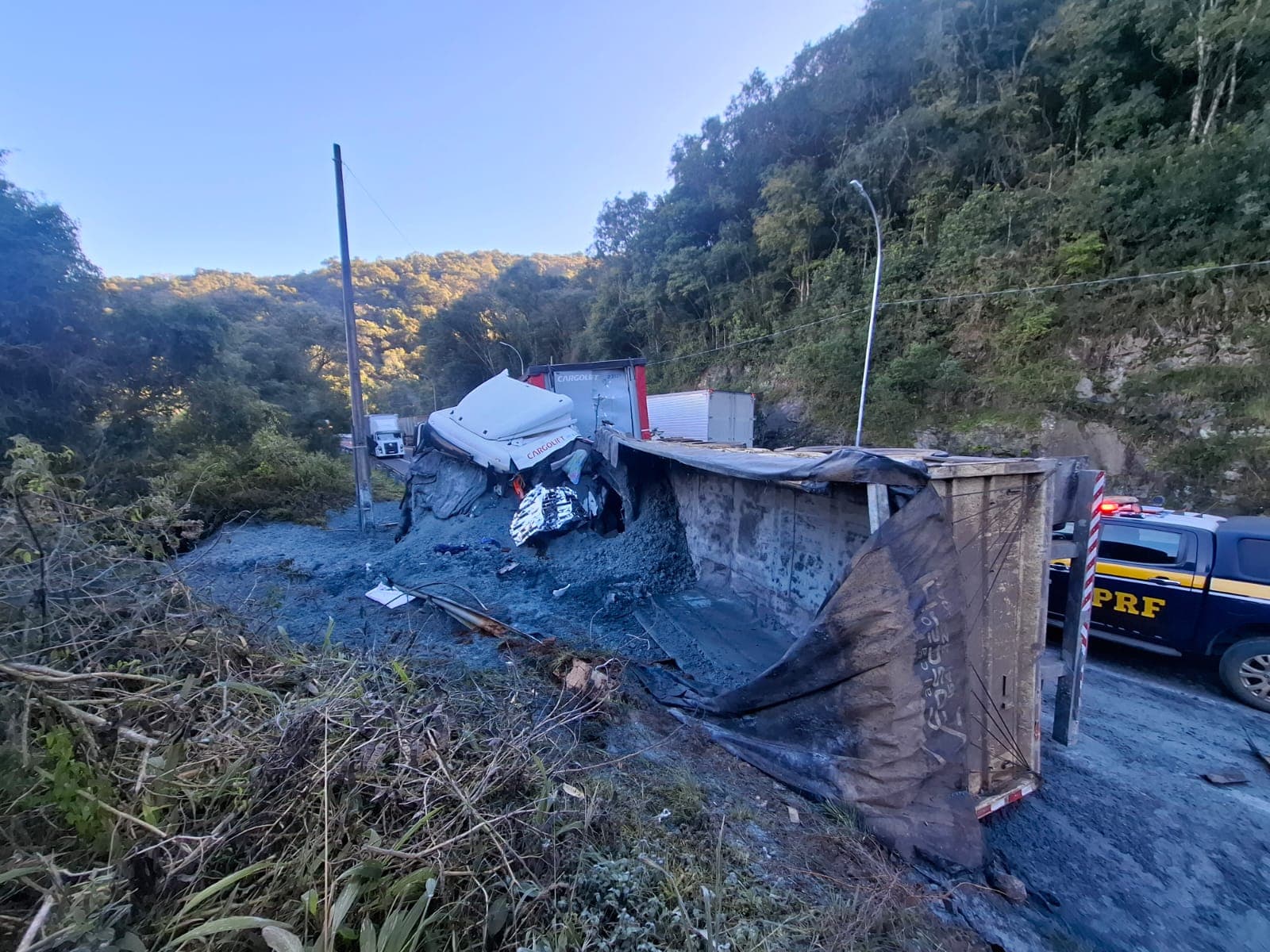 Motorista morre preso às ferragens em colisão entre caminhões na BR-116, na Serra de SC
