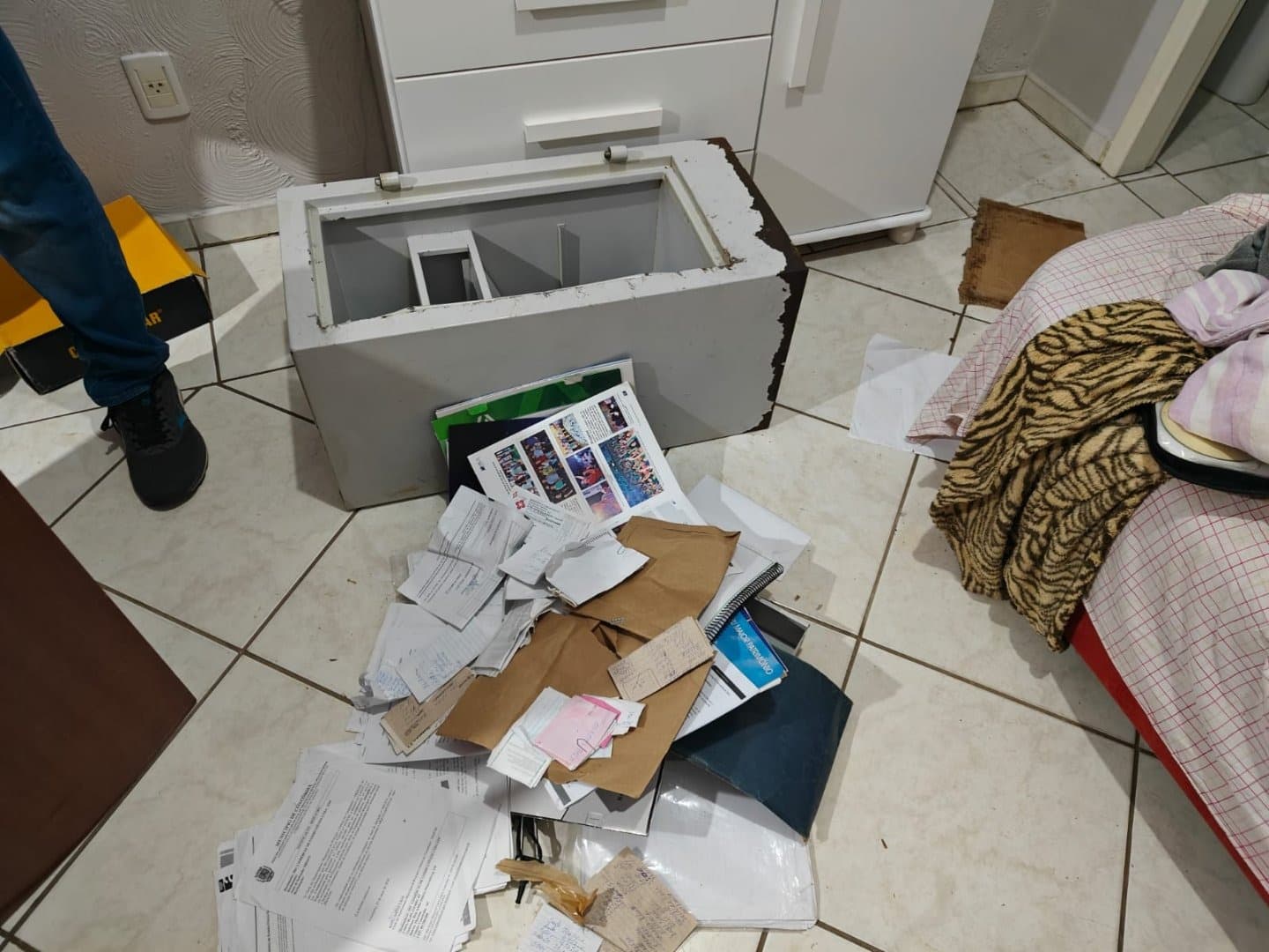 Criminosos desligam câmeras, arrombam cofre e furtam R$ 30 mil de posto de combustíveis em SC