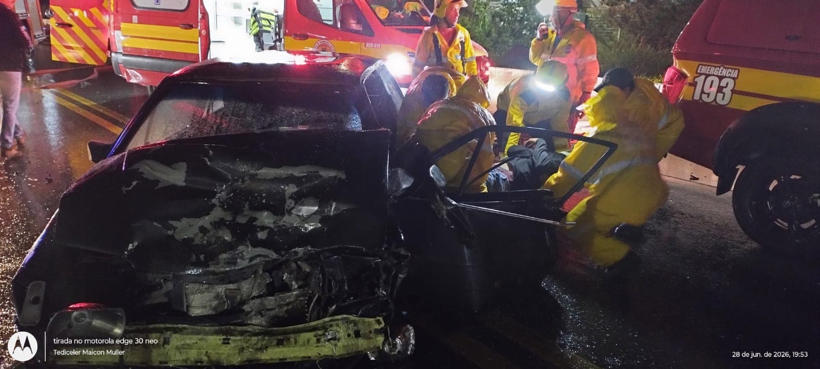 Motorista fica preso às ferragens após acidente envolvendo três carros na BR-470