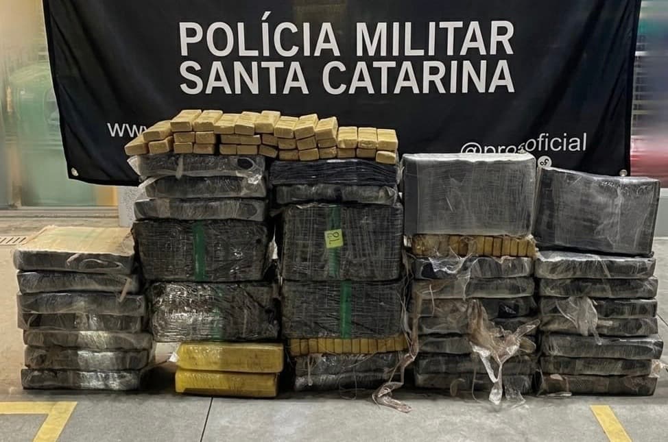 Motorista foge para mata após carro com 700 kg de maconha ser localizado em SC