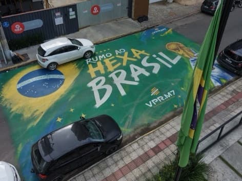 Construtora aposta em decoração temática da Copa para unir colaboradores e comunidade em Itapema