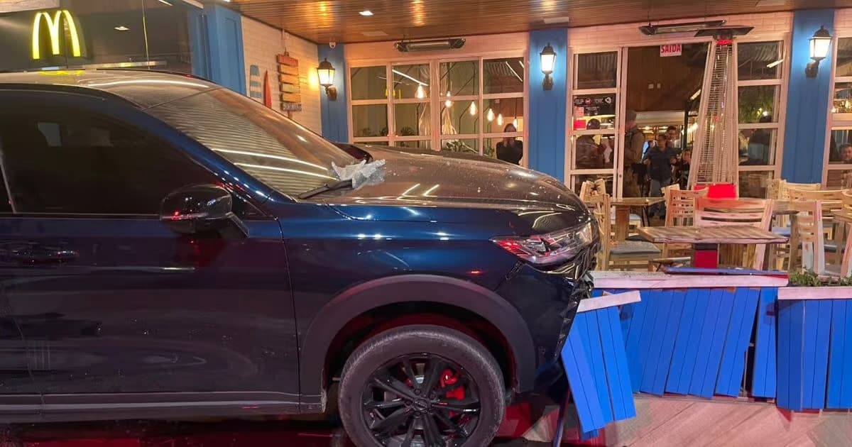 ENTENDA: Grávida perde controle de SUV e invade dois restaurantes lotados em Balneário Camboriú