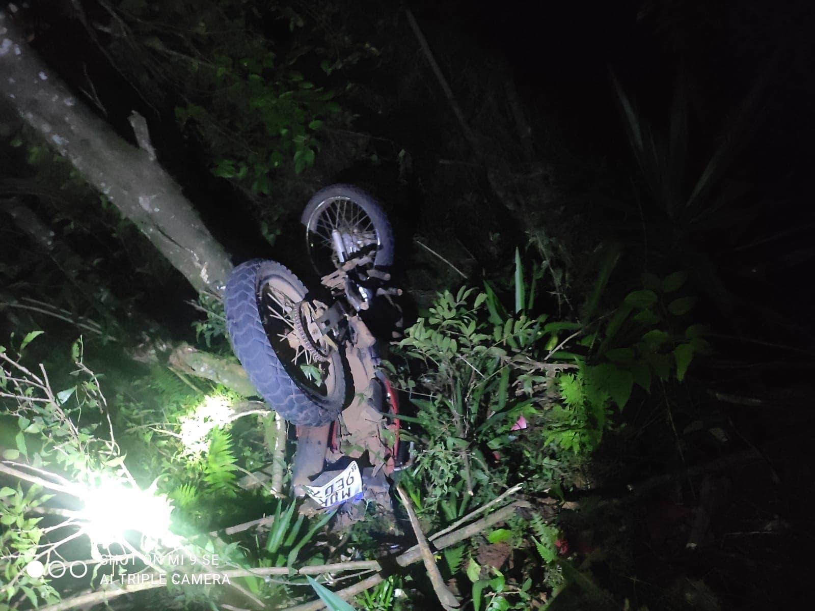 Motocicleta sai da pista e dois homens ficam gravemente feridos na SC-150