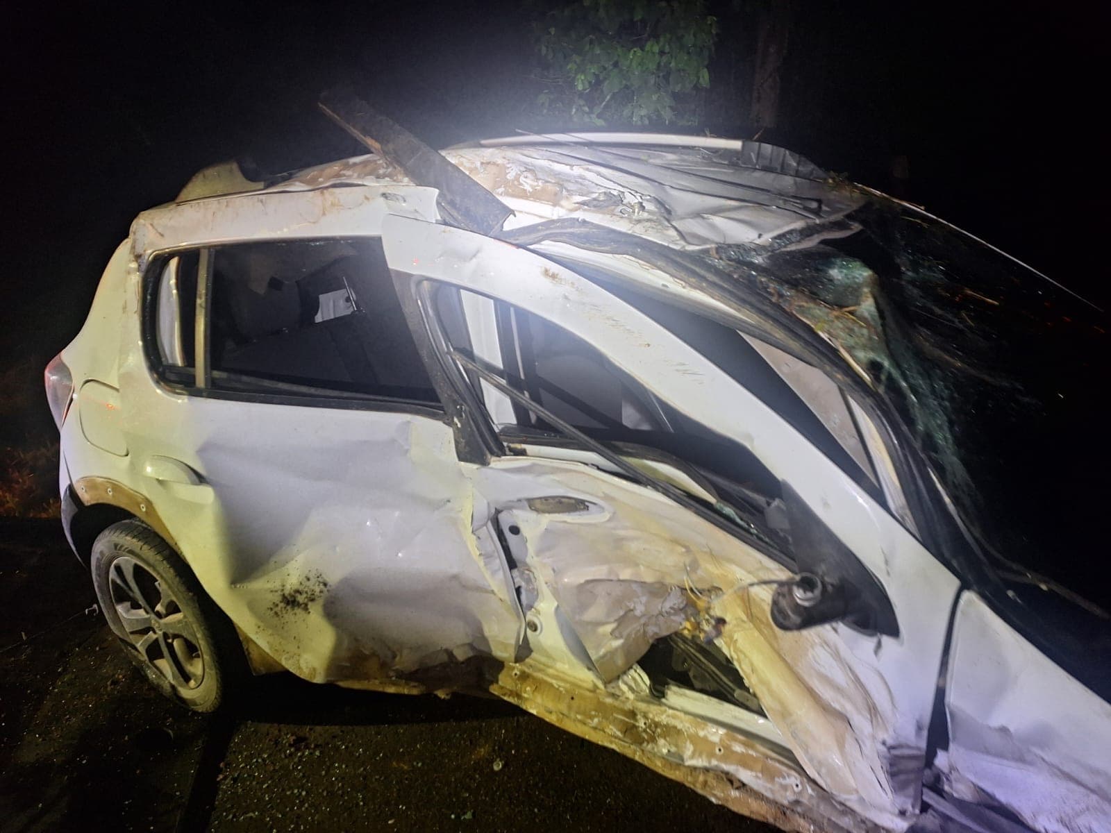 Menino de 13 anos não resiste após grave colisão frontal entre dois carros em SC