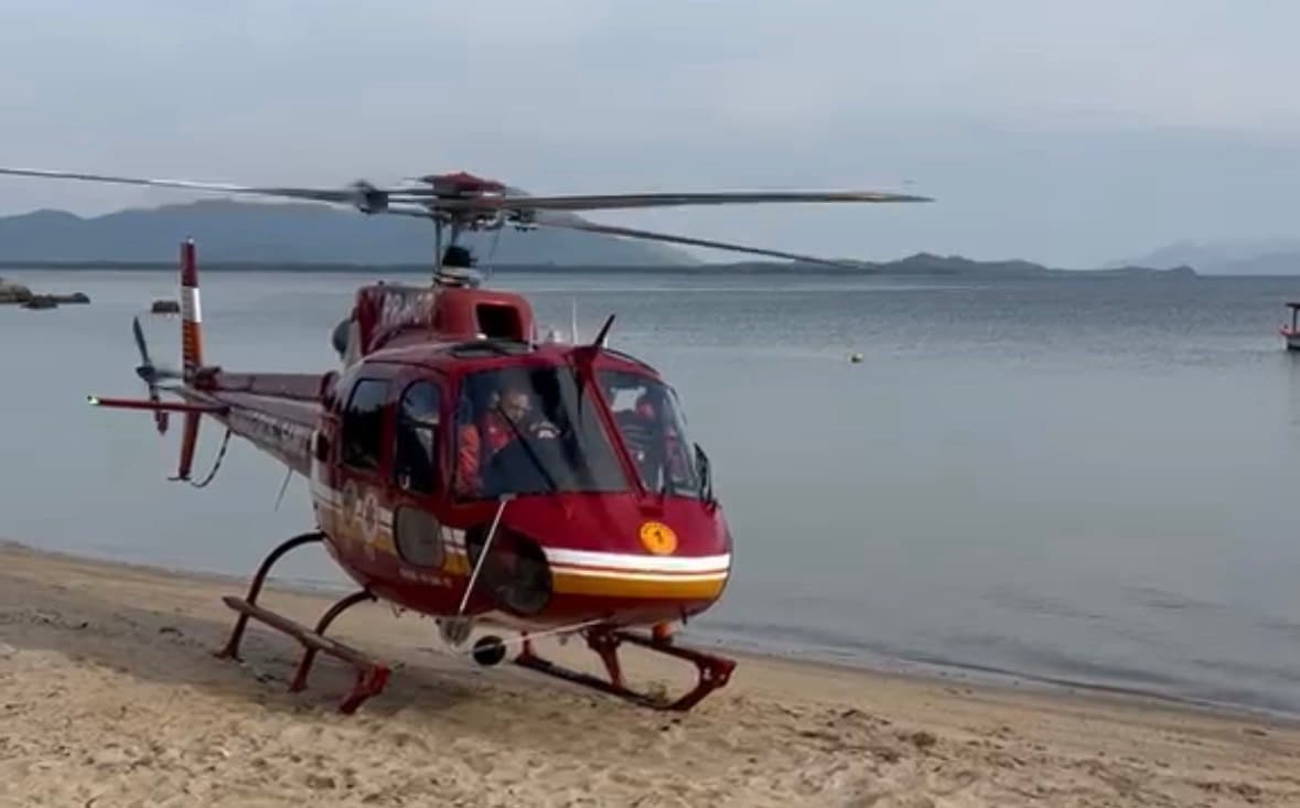 Idoso tem parada cardíaca em embarcação e é reanimado por equipe do Arcanjo-01 em Florianópolis