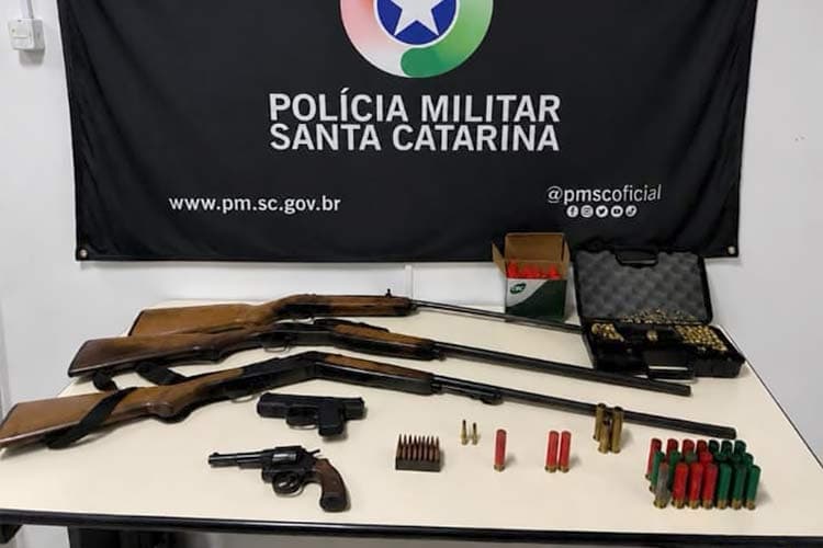 Retirada de equipamento de internet termina com prisão e apreensão de arsenal em Blumenau
