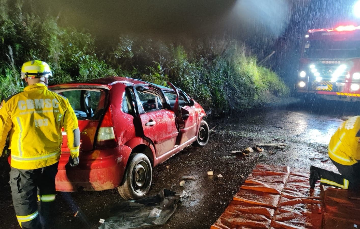 Motorista é resgatado das ferragens após colisão contra barranco no Oeste de SC