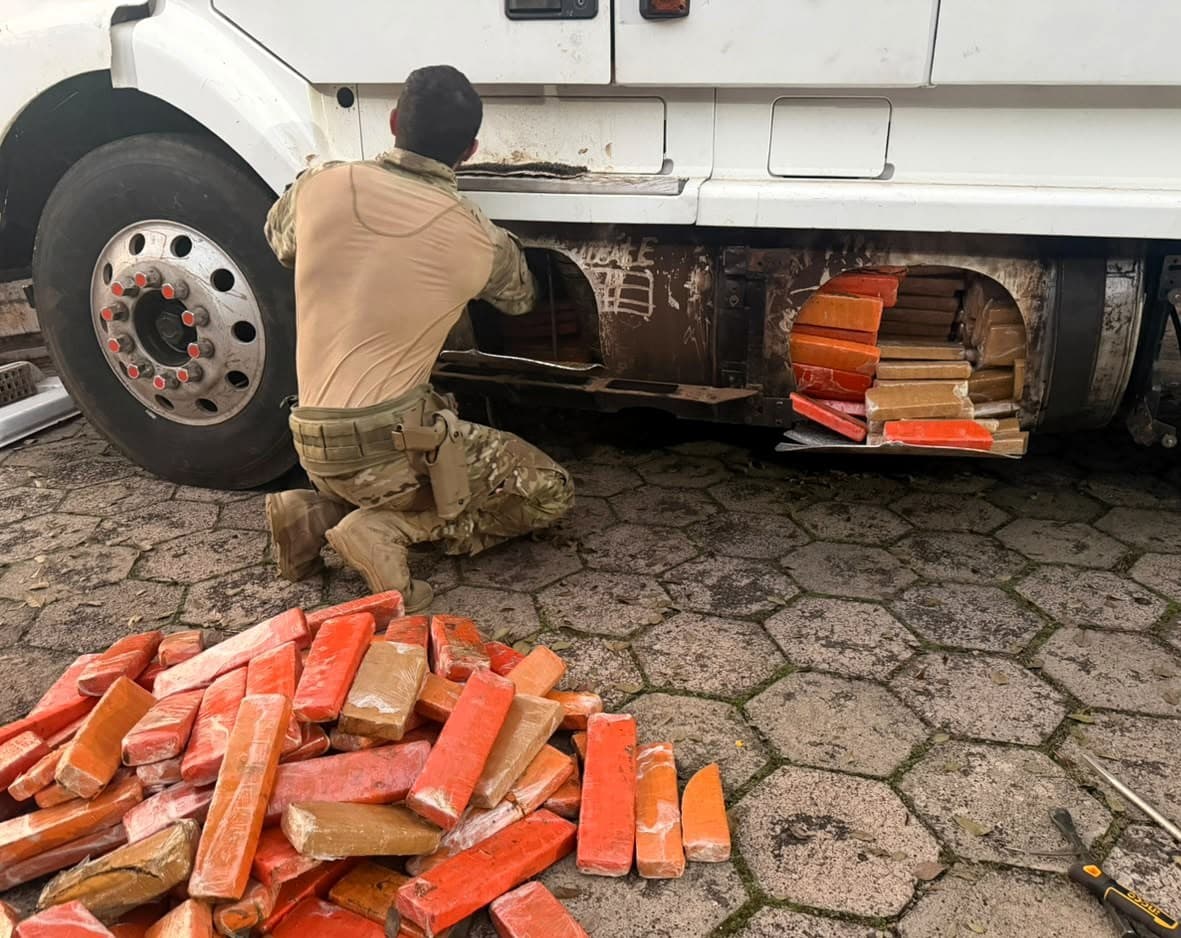 Cão farejador da PRF encontra 581 kg de maconha escondidos em carreta no Oeste de SC