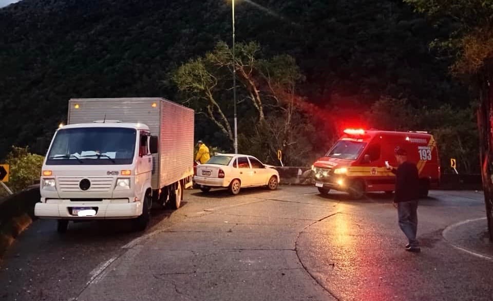 Carro derrapa na Serra do Rio do Rastro e atinge caminhão em colisão frontal