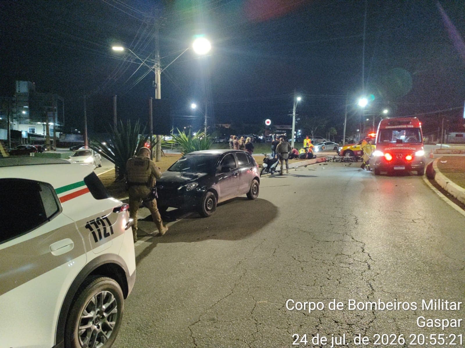 Motociclista de 19 anos sofre suspeita de traumatismo craniano após colisão com carro em Brusque