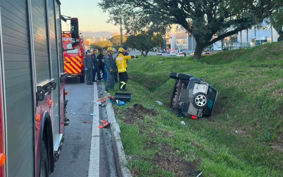 Motorista sai ileso após carro capotar na Via Expressa, em Florianópolis
