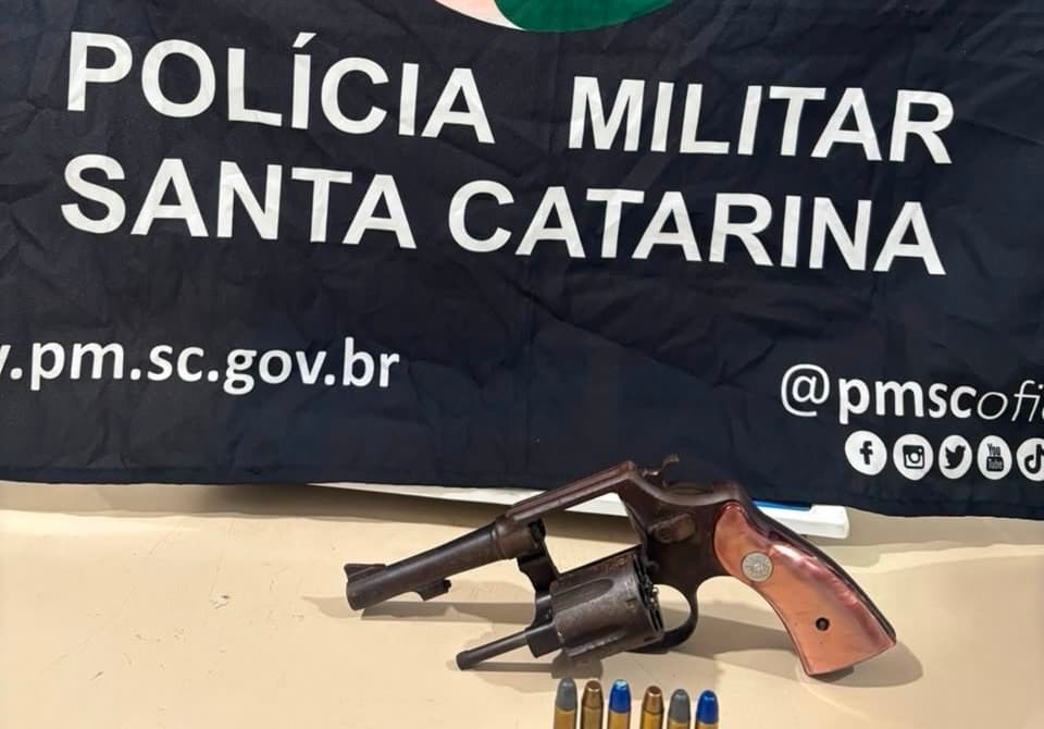Homem agride e ameaça companheira por causa de arma e foge antes da chegada da PM