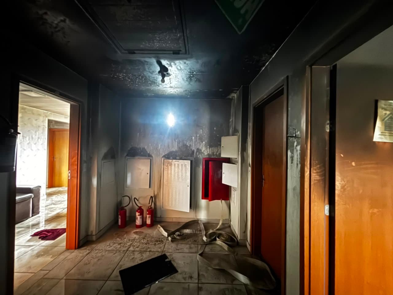 Incêndio em apartamento deixa moradora ferida e expõe falha em sistema de combate a incêndio em Criciúma