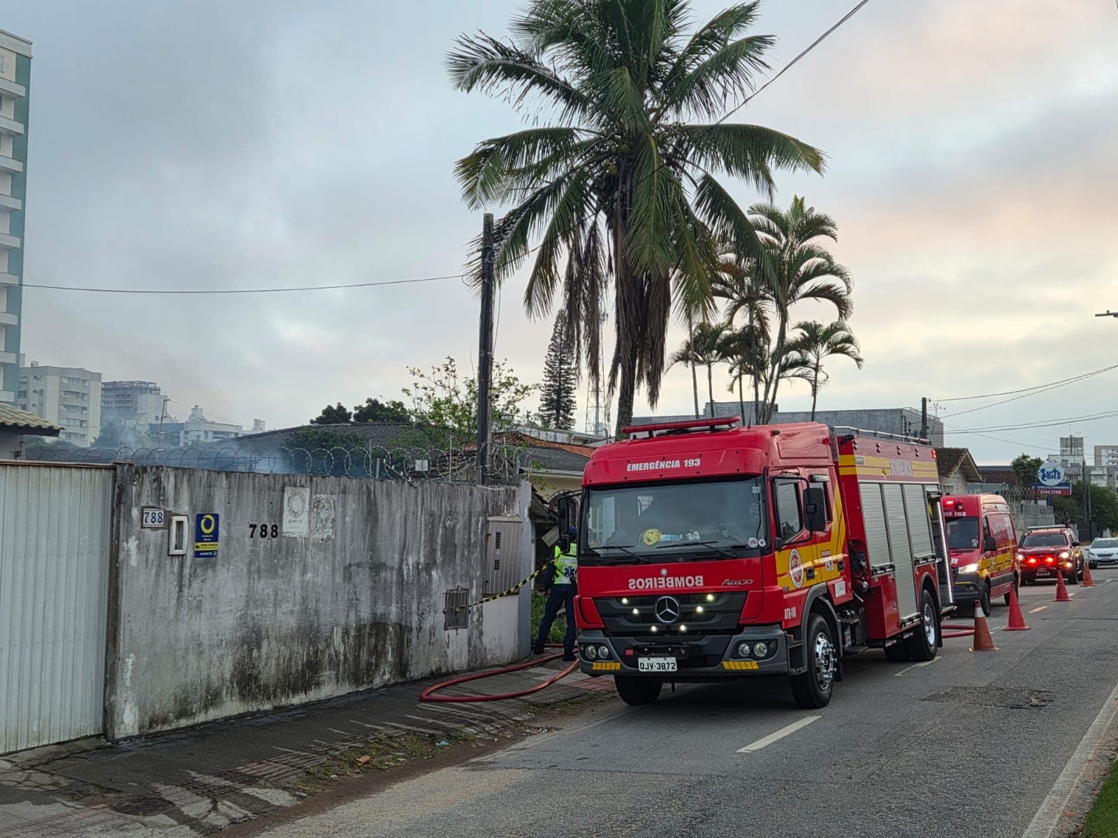 Chamas tomam conta de construção abandonada e assustam moradores