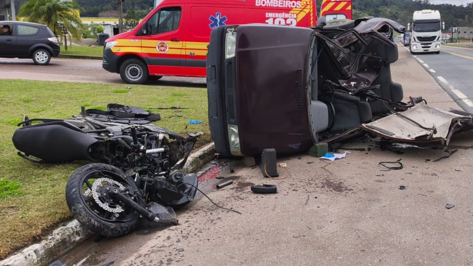 Motociclista é arremessado para dentro de carro após colisão em SC e fica preso sobre o motorista