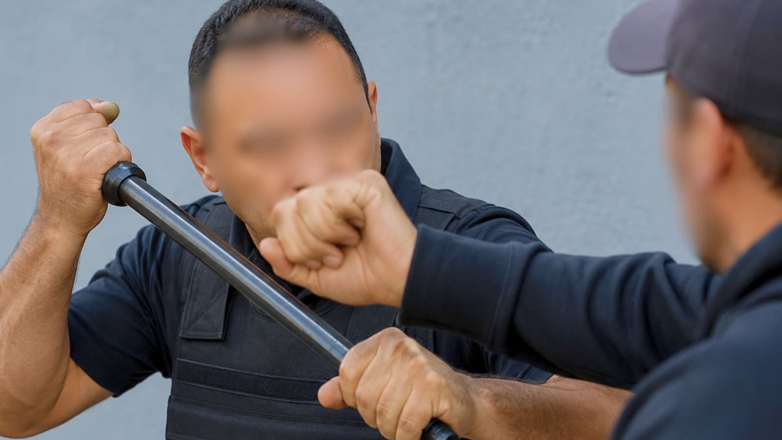 Vigilante usa bastão para conter homem embriagado que o ameaçava em espaço público de Jaraguá do Sul