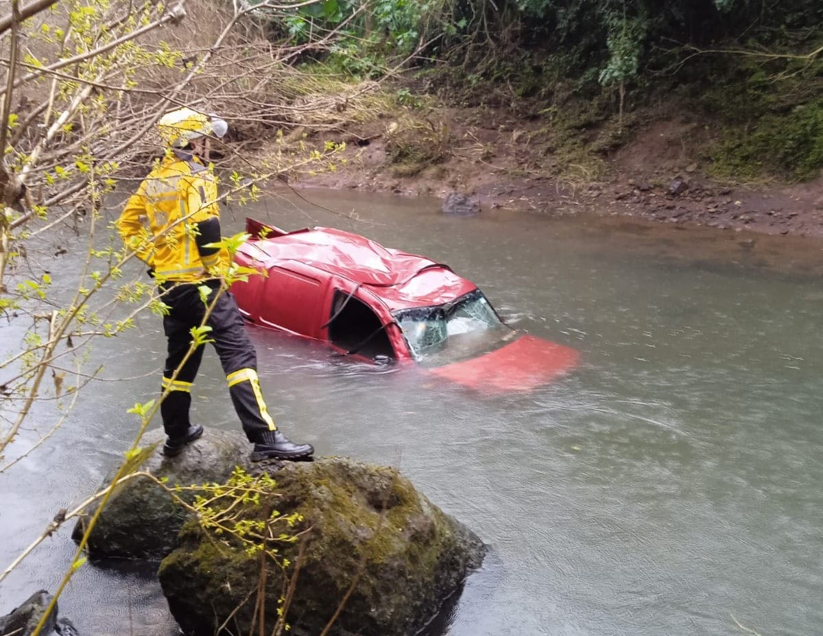 Carro cai de ponte e fica submerso; motorista é encontrada morta no Oeste de SC