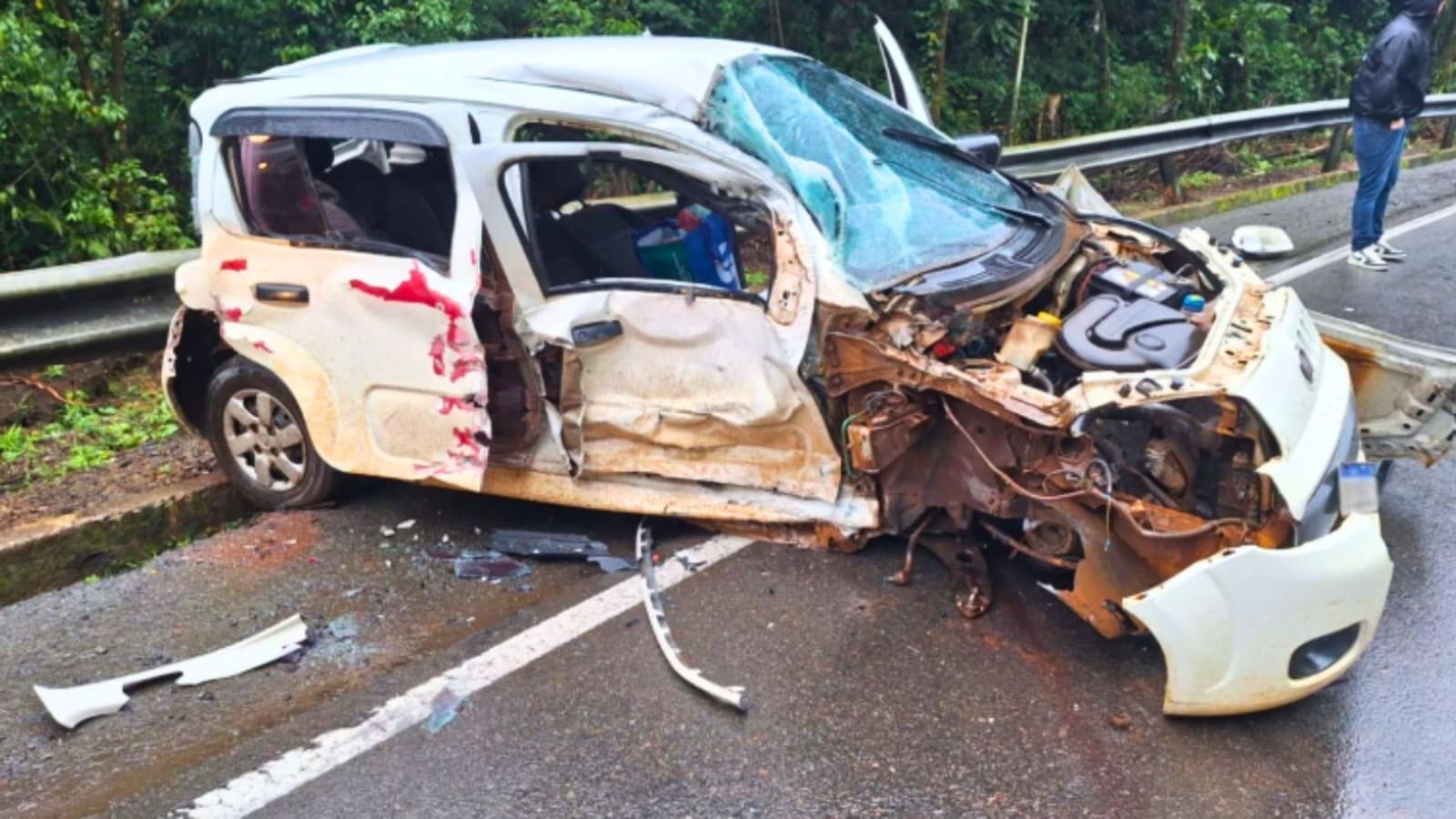 Ela dormia na cadeirinha quando os carros bateram: criança de 4 anos sai ilesa de acidente com carreta em SC