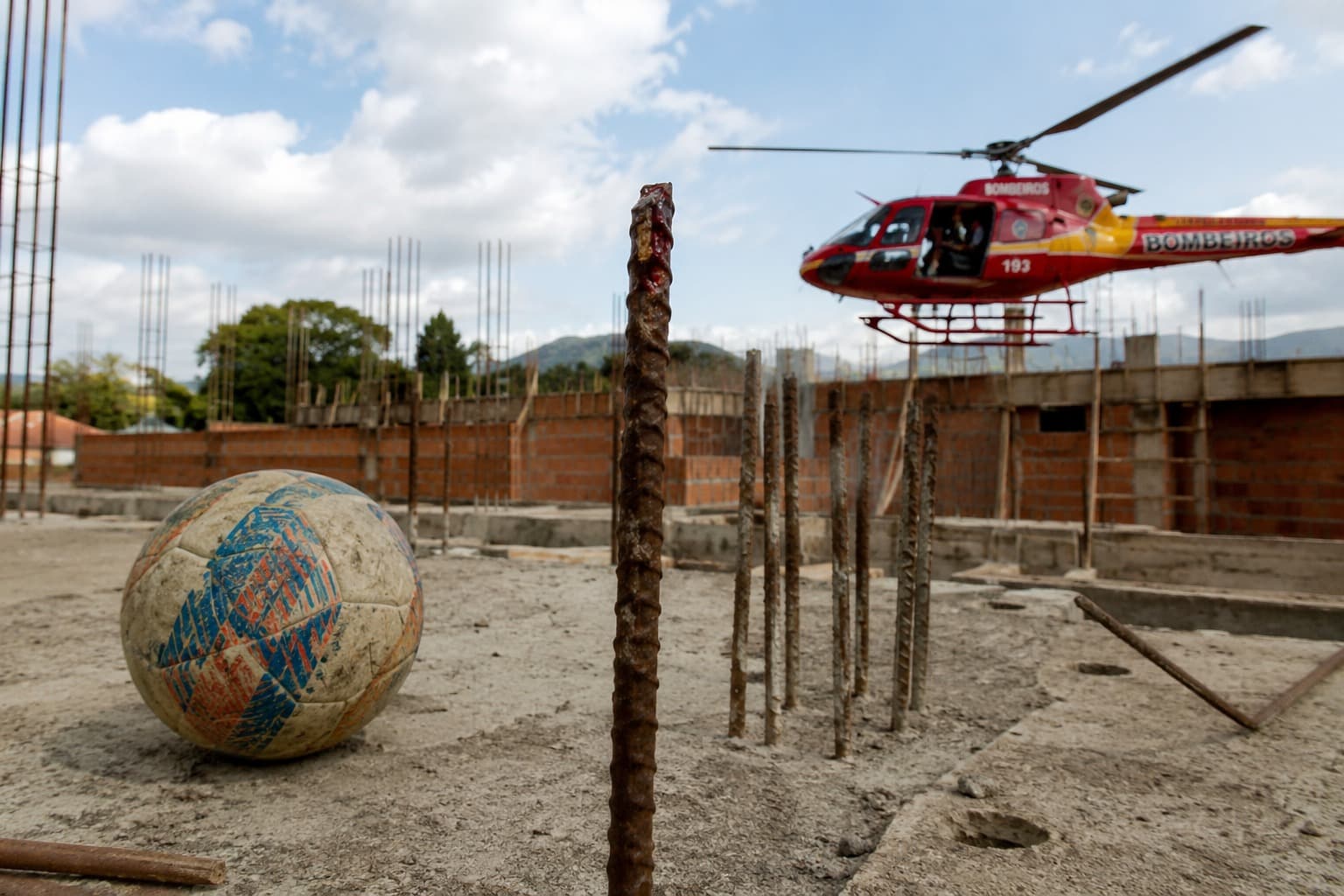 Criança de 10 anos é perfurada por vergalhão do tórax à virilha ao brincar em terreno em obra em SC