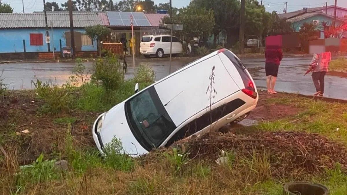 “Uma hora ela vai rio abaixo”: chuva de 151 mm em 24 h alaga cidades e cerca ponte em Campos Novos