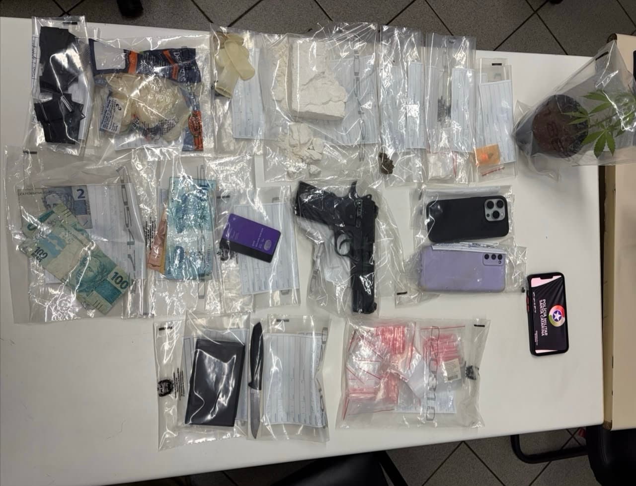 Criança é encontrada durante operação contra o tráfico no Meio-Oeste de SC; casal é preso