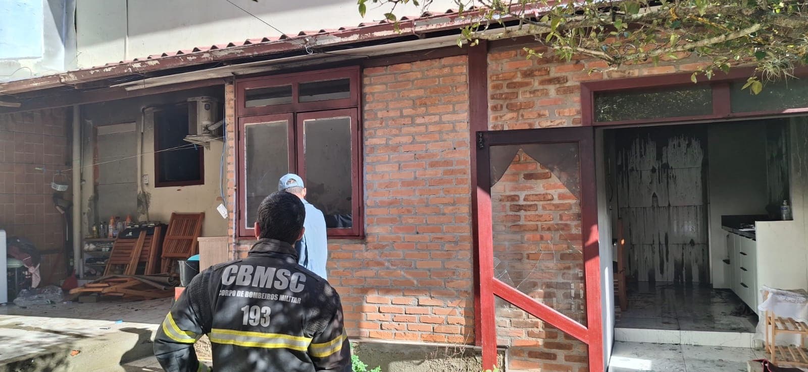 Incêndio atinge apartamento em residência de dois pavimentos em Balneário Camboriú