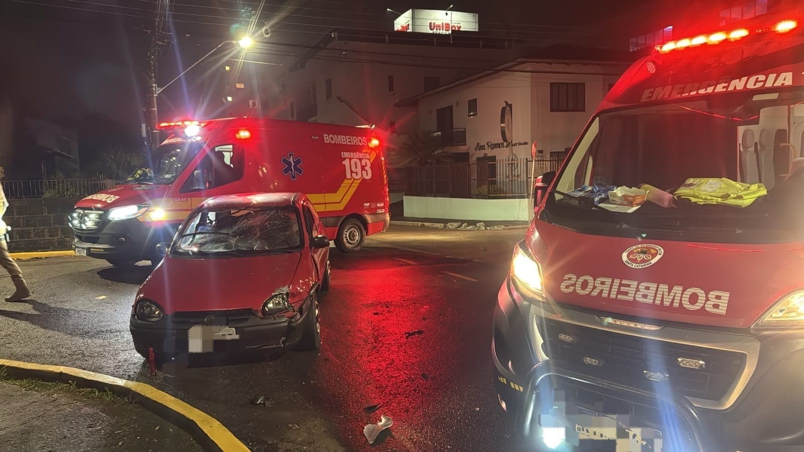 Batida entre carro e moto deixa motociclista gravemente ferido no Alto Vale