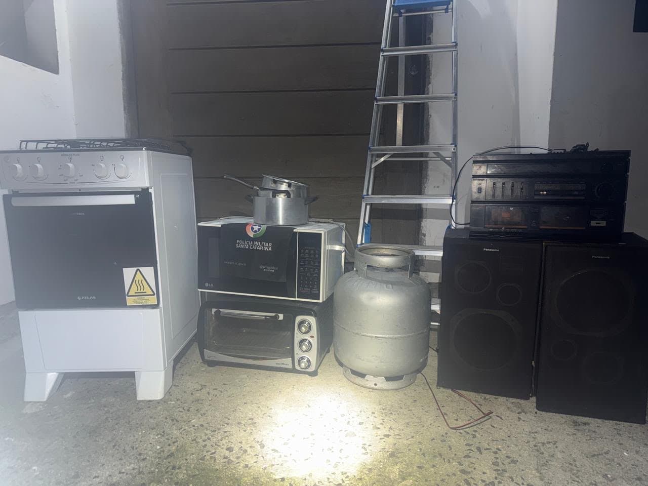 PM encontra casa cheia de objetos furtados e prende trio por receptação em SC