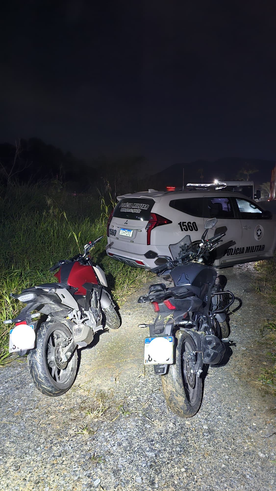 Duas motos furtadas são encontradas abandonadas em área de mata às margens da BR-101, em Camboriú