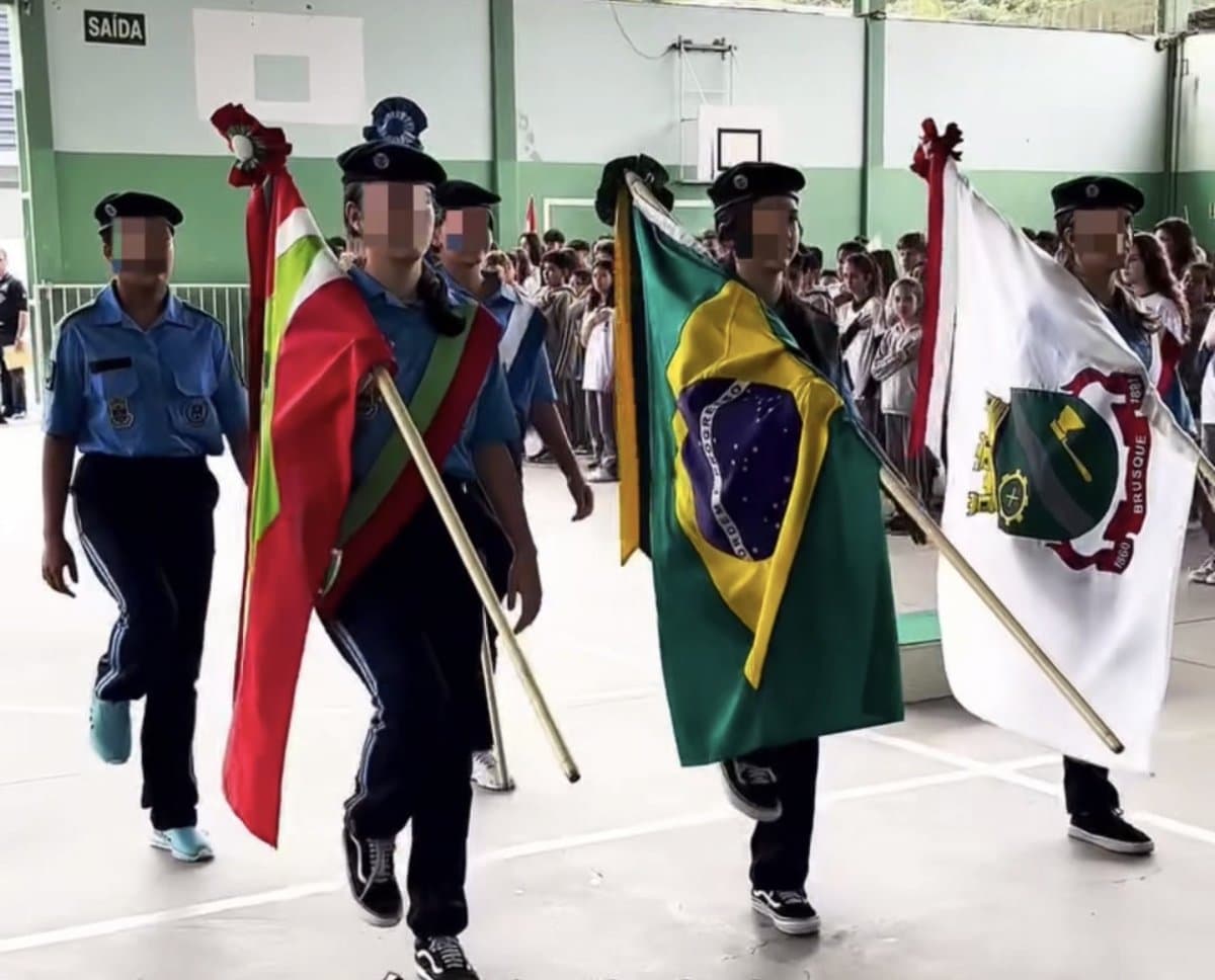 Espalhar escolas cívico-militares pelas cidades de SC: a proposta de Deco Batisti para a educação
