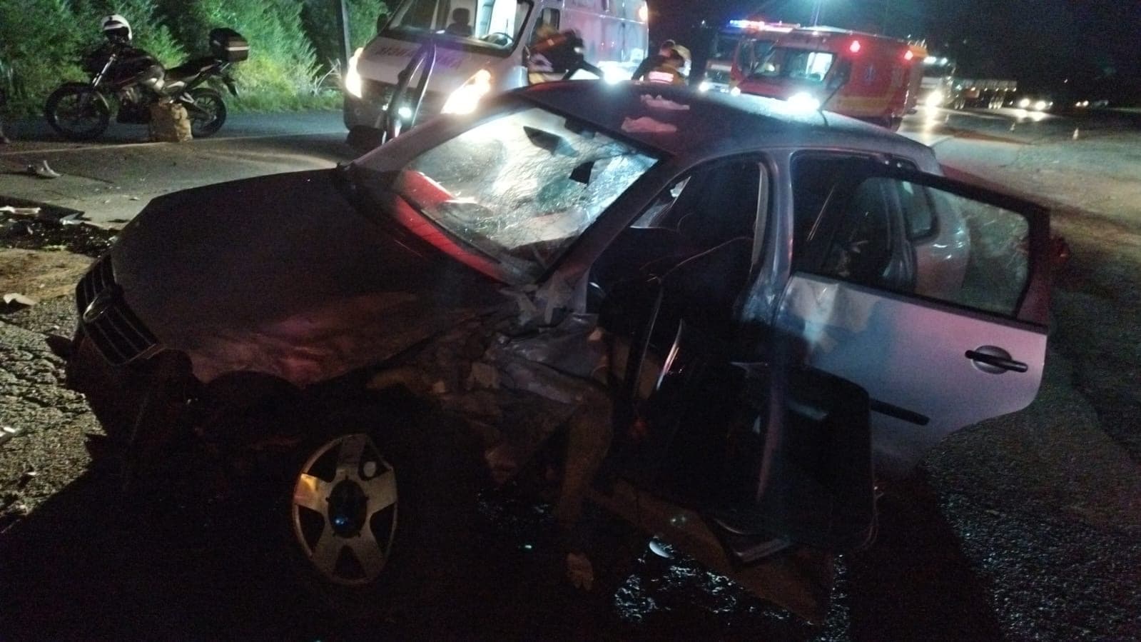 Homem fica inconsciente e é socorrido em estado grave após colisão entre carros na SC-350