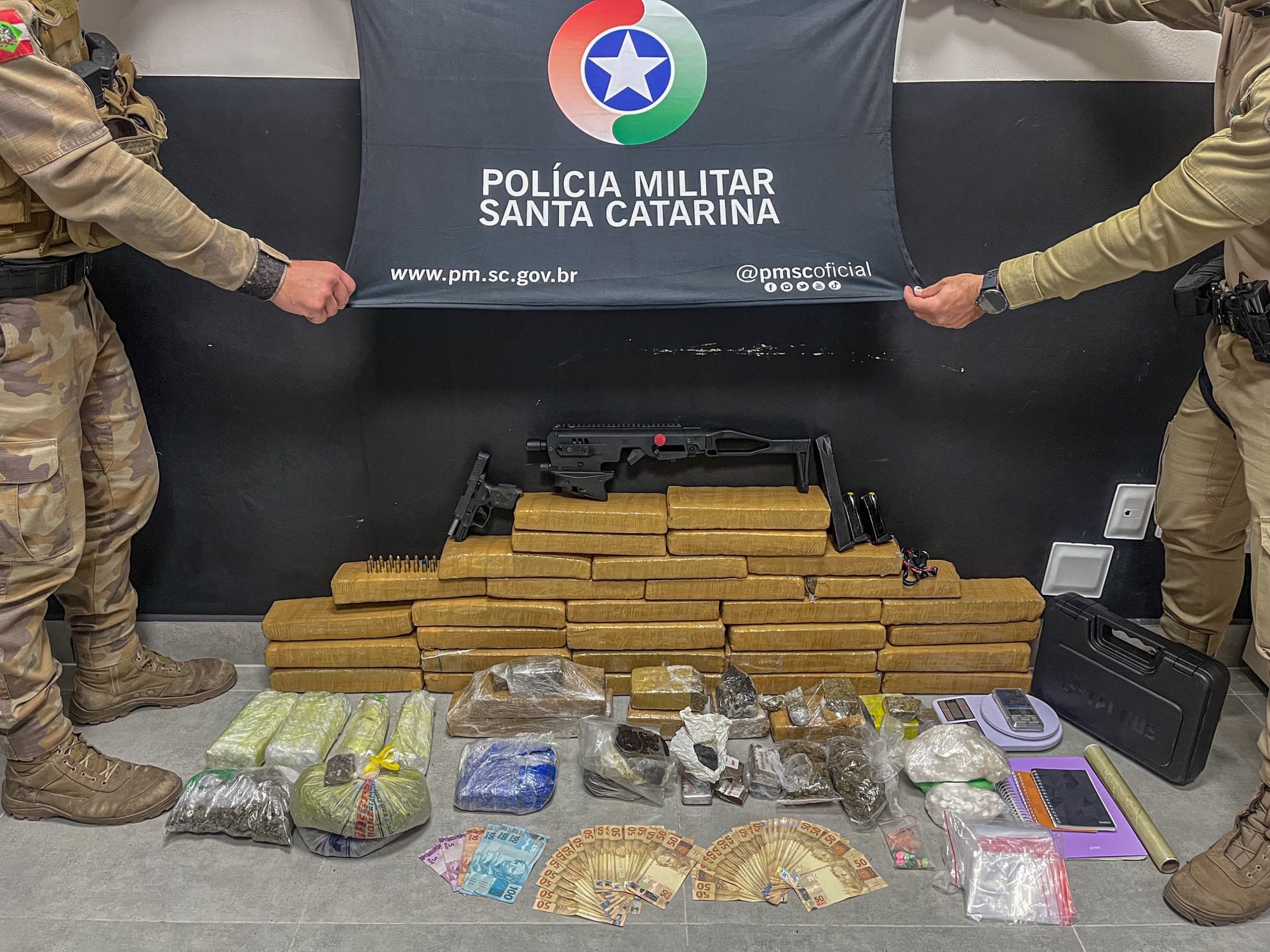 Polícia Militar apreende mais de 37 kg de drogas, arma e munições em Florianópolis