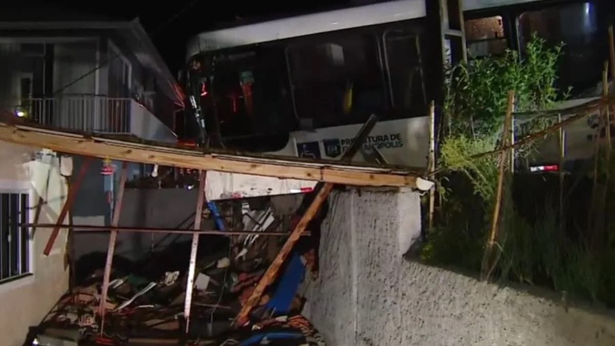 Ônibus invade casa durante a noite e deixa imóvel destruído em Florianópolis