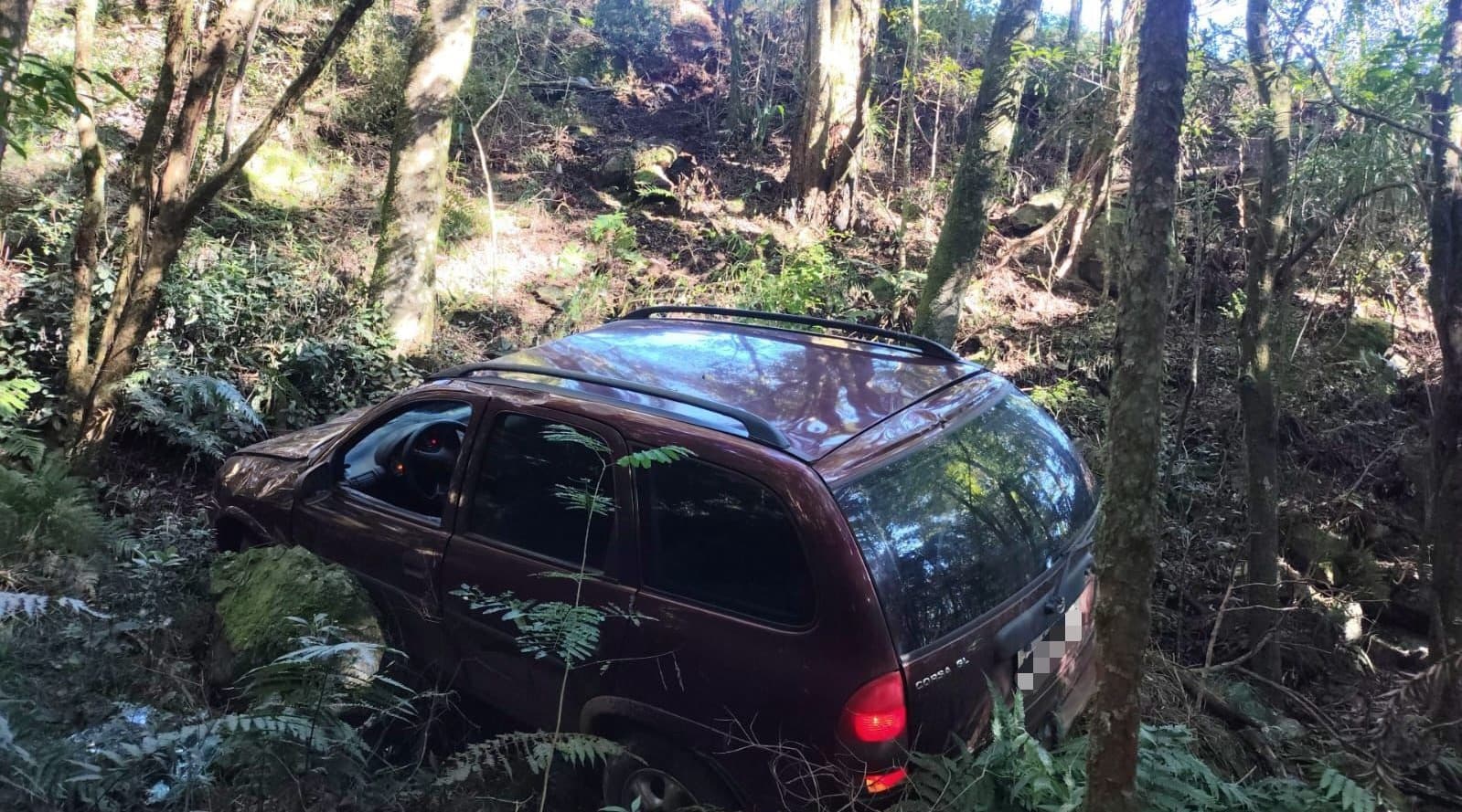 Jovem fica ferido após carro despencar em ribanceira na SC-355
