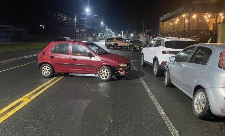 Motorista é preso após bater em carros estacionados e testar positivo para embriaguez