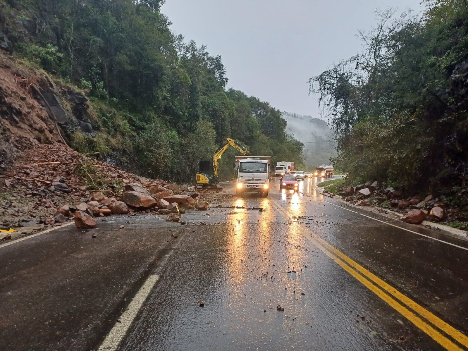 Queda de barreira mantém trânsito em sistema pare e siga na BR-282