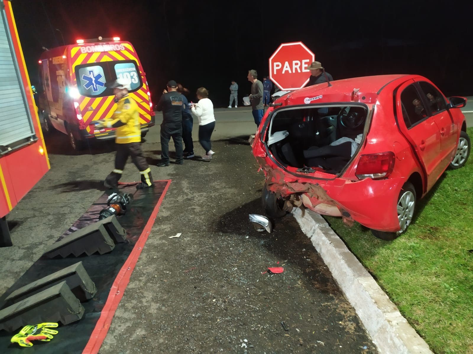 Homem fica preso às ferragens após colisão entre dois carros na BR-282